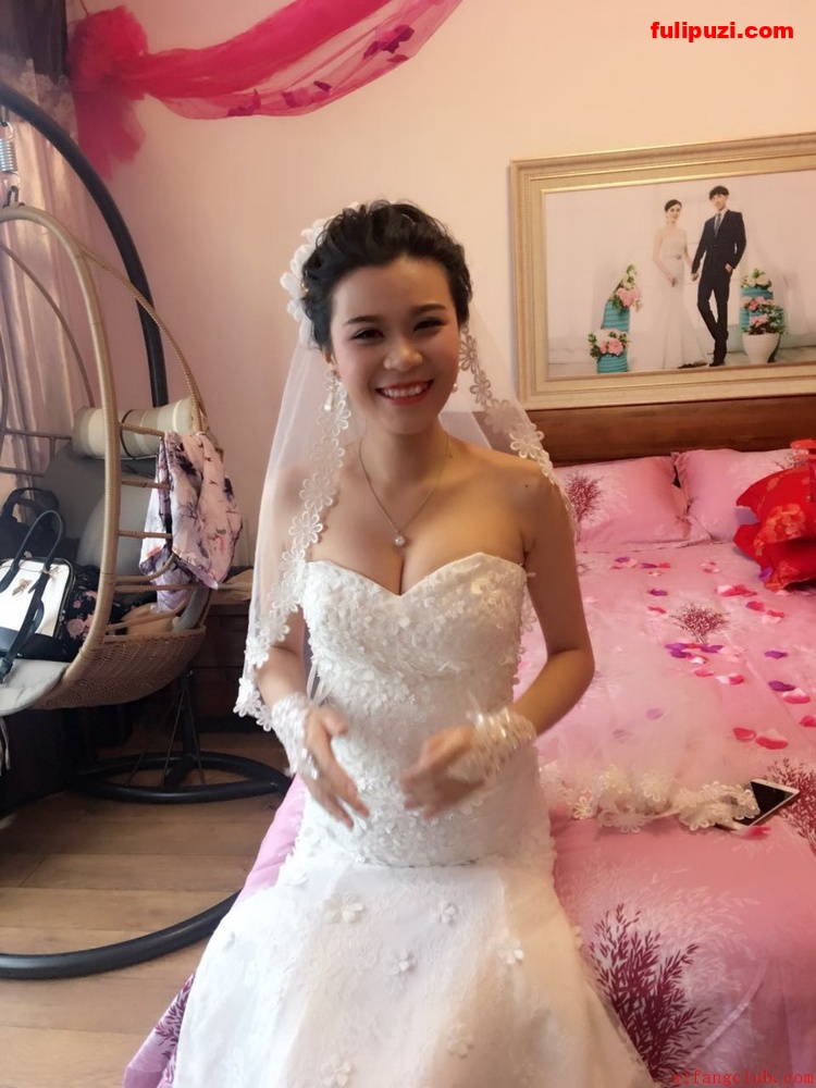 百度云泄密真实少妇新娘&可爱小女生的私房照 大喜那天玩了新娘和伴娘一枪战两凤[212P+25V/1.42G]