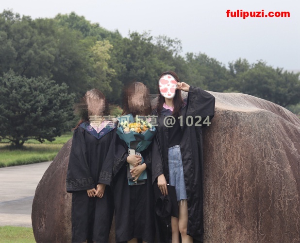 脱下学士服俯身为女仆！草榴大神【青青河上草】与173长腿女友的性爱记录【370P/1.54G】