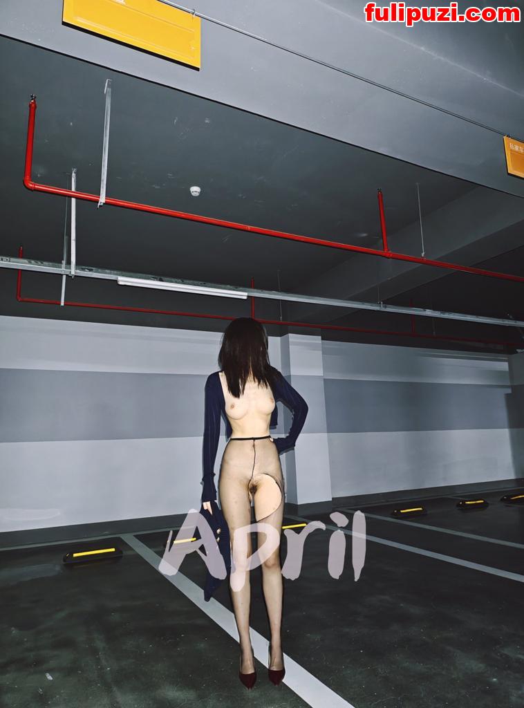 推特浪女【April】性爱啪啪啪福利合集 大长腿对着镜子后入被操的奶子乱颤【63P+63V/369M】