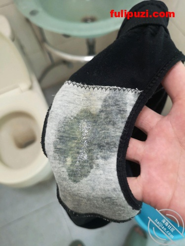 重磅！收费论坛超强乱伦首发! 海角八级大狂风历时三个月终于操了亲妈口暴刮毛！【143P+20V/1.5G】