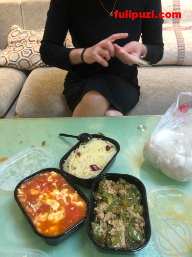 重磅！收费论坛超强乱伦首发 勾引借住的离异大表姐刺激跳跳糖口交【970P+18V/2.01G】