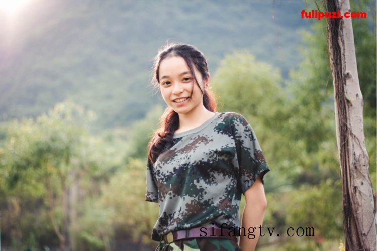 【大学萌妹定制自拍系列3】超清纯大学美女，身材超级棒，军训图挡不住颜值【40P+3V/1.5G】