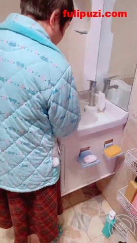 神人！与妈妈乱伦被外婆发现后续！卫生间中出60岁外婆和妈妈老家山林野战【71P+17V/1.14G】