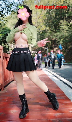 稀缺！与农夫全裸合影展露完美小穴！推特荡妇沐浴自然大胆露出作品集【536P+8V/285M】
