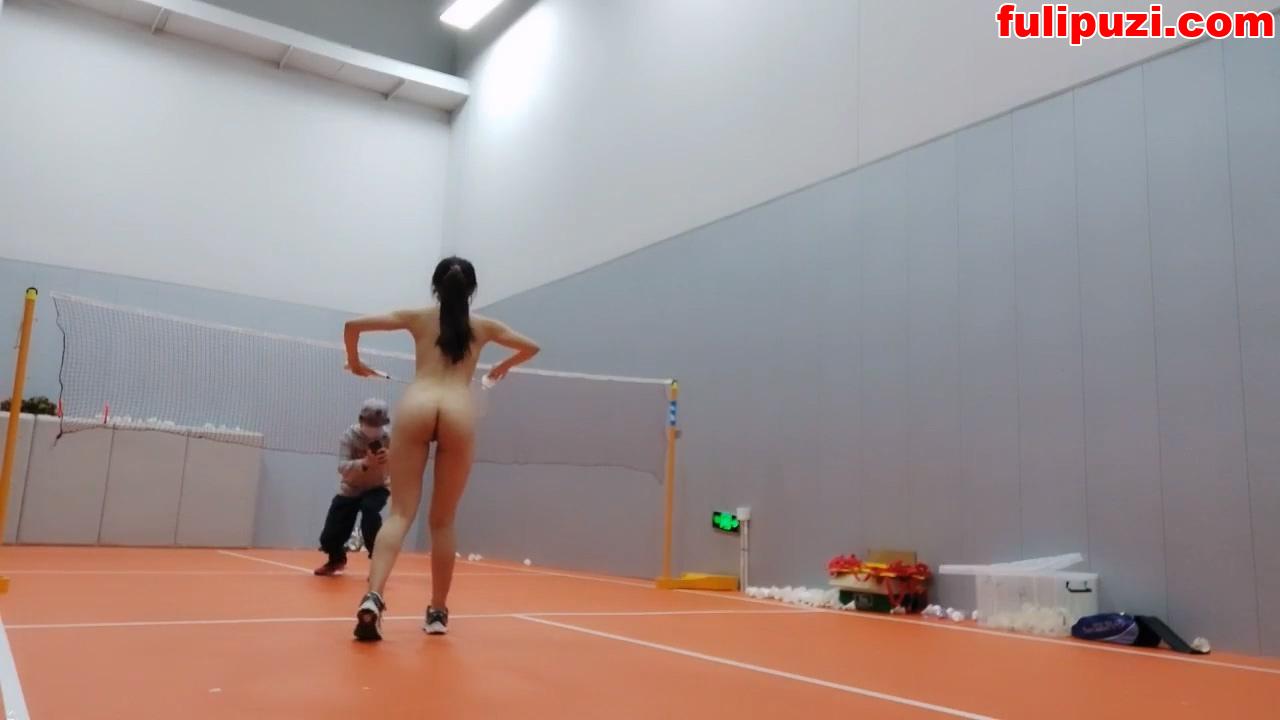 核弹！20小时【贝贝贝贝塔】极品御姐 跟老公一起跑体育馆裸体打羽毛球【9V/9.65G】