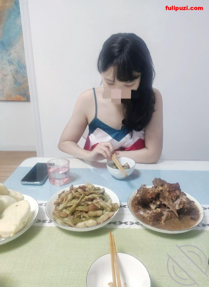 海角大神与M侄女的虐恋情缘 高手小叔双重身份把侄女变成专属母狗喝尿舔脚【325P+16V/1.96G】