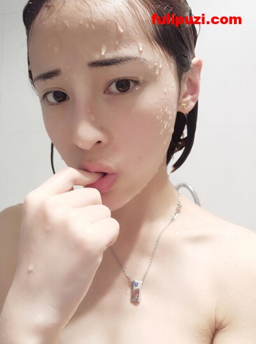 坑女友精选：时尚潮人高颜值小姐姐私密自拍流出【126P/10M】