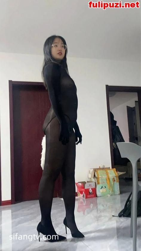 【反差泄密】极度淫荡眼镜婊穿黑丝连体衣被男友调教爆射两部曲【20P+12V/684M】