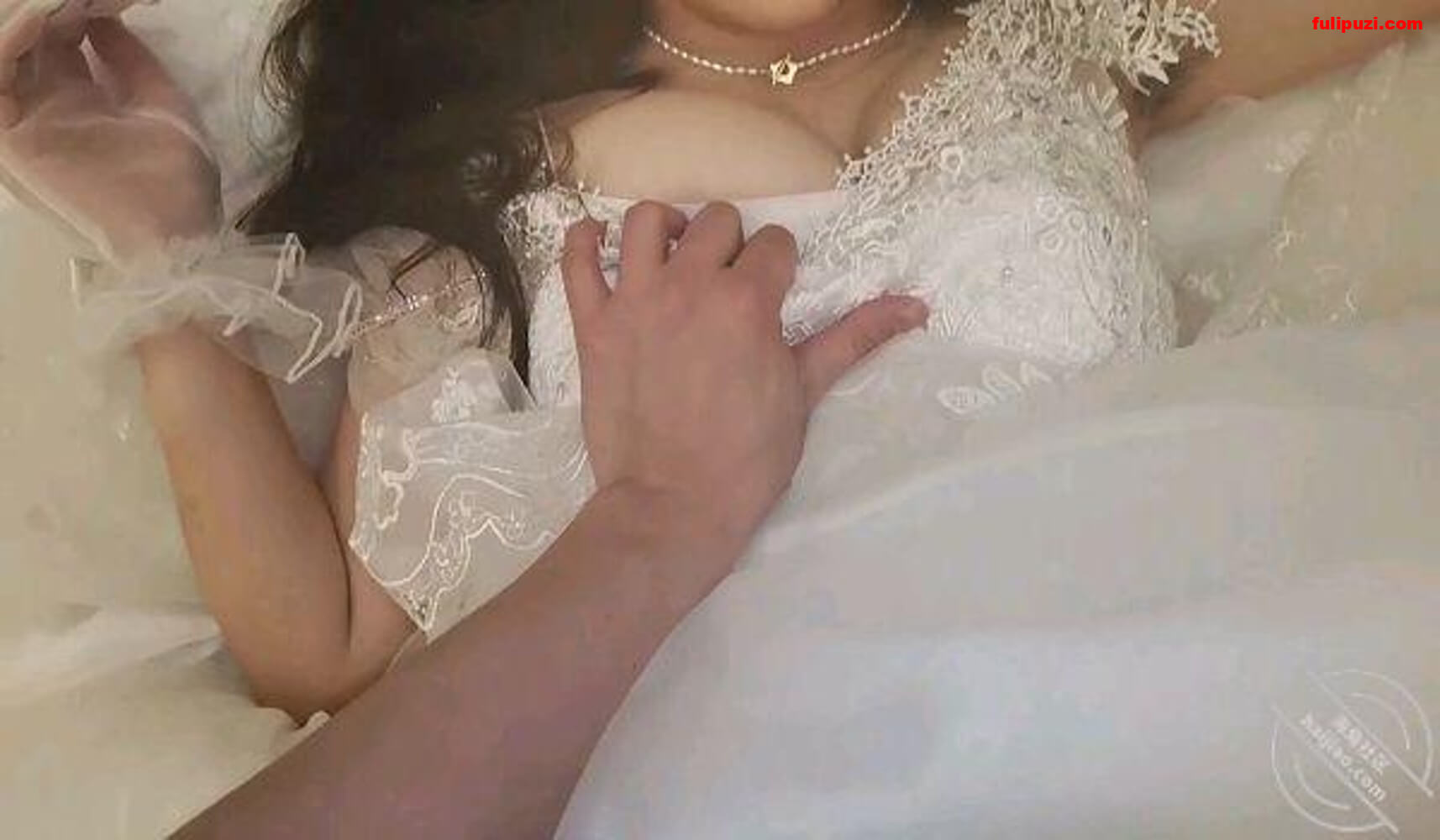 海角小伙赖在大胸姐姐出租房终得手 婚礼前一晚破穿婚纱姐姐雏菊+内射两次【353P+15V/1.89G】