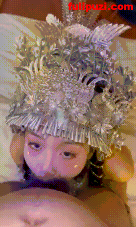 万人求的反差婊露脸穿着云南少数民族服饰吃鸡脸都变形了【11P+1V/263M】