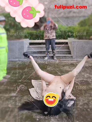推特淫荡反差婊医生【hong14868】 高难度羞耻任务户外仰天露B请农民工拍照【12P+100V/156M】
