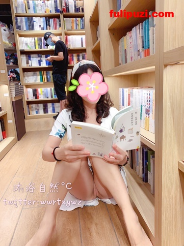 稀缺！与农夫全裸合影展露完美小穴！推特荡妇沐浴自然大胆露出作品集【536P+8V/285M】
