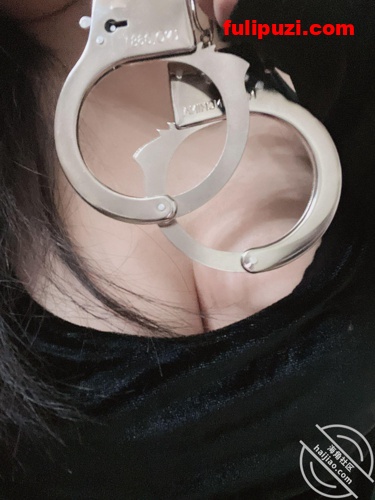 收费论坛超强乱伦首发！性瘾女S勾引哥哥吃冰棒口交&调教表妹和妹夫成夫妻奴【217P+13V/1.15G】