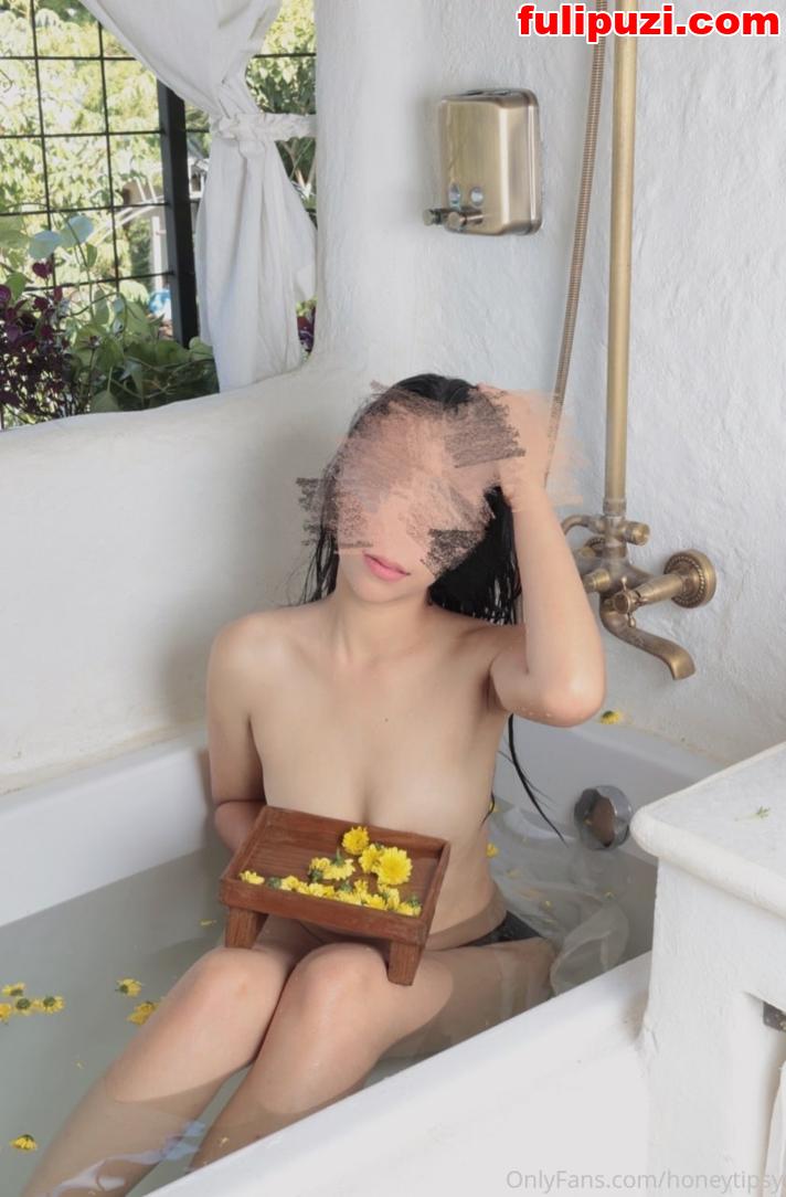 泰国淫趴皇后【honeytipsy】onlyfans福利合集 两男两女前后连接疯狂4P互舔【76P+144V/43.7G】