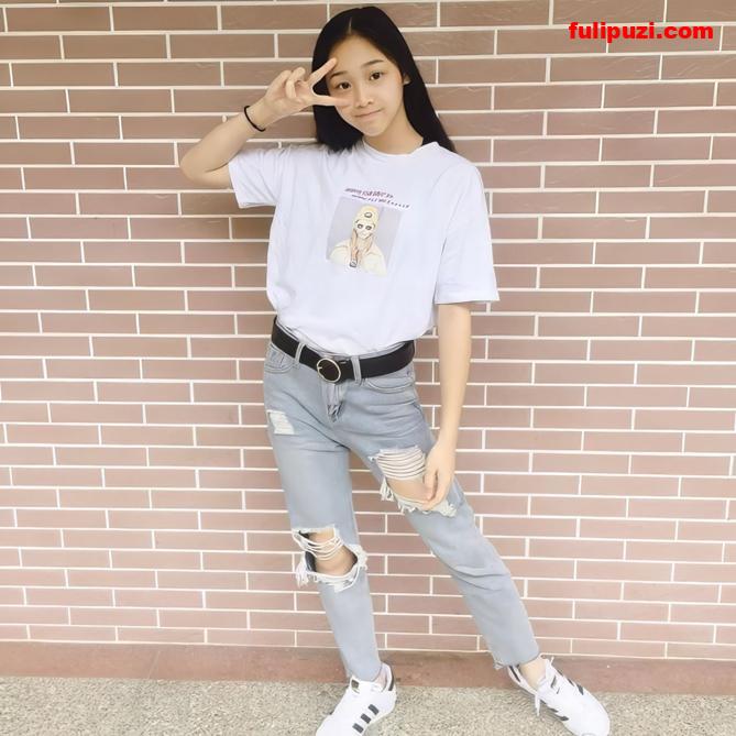 台湾新北市漂亮校花妹子陈雨彤 被冒牌导演忽悠全裸举牌自拍&床上劈叉一字马【157P+10V/565M】