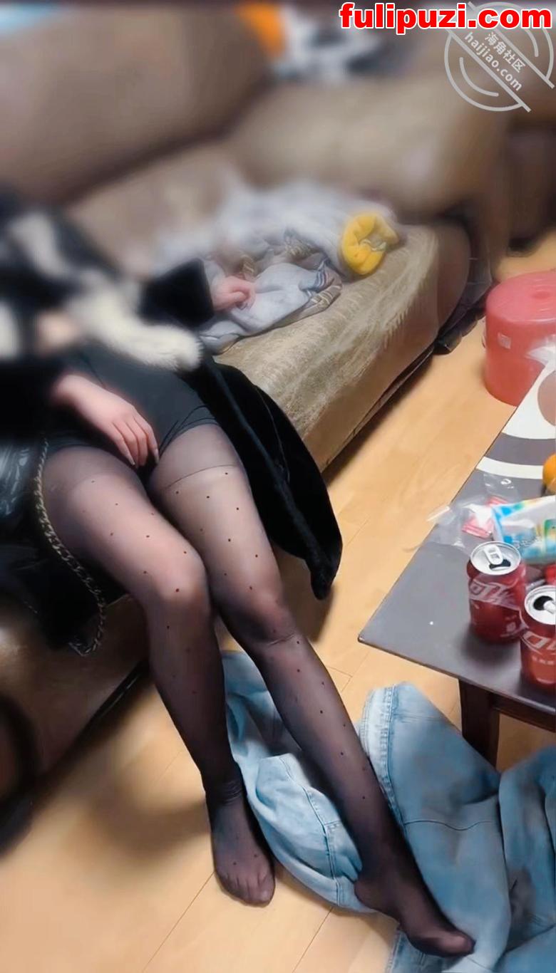 海角【红敏敏】和美艳姑姑的不伦之恋 违背伦理的双重刺激下语无伦次极尽疯狂做爱【65P+3V/398M】