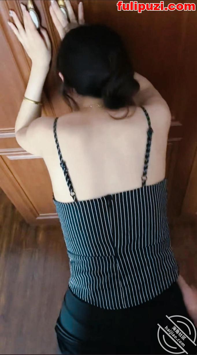海角【红敏敏】和美艳姑姑的不伦之恋 违背伦理的双重刺激下语无伦次极尽疯狂做爱【65P+3V/398M】