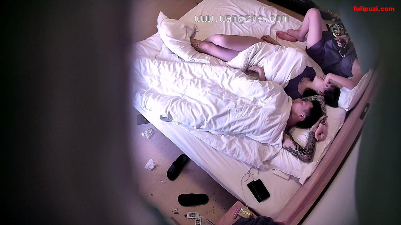 安防精品-在女友闺蜜面前操女友 闺蜜大骂两个人有病女友害羞捂脸【3V/6G】