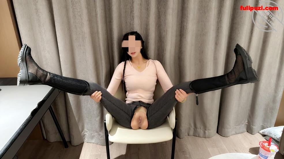 海角大神强上会喷水的亲姐姐后续5 网吧电击阴蒂差点蹦起来再拉到厕所玩尿内射【197P+5V/2.43G】