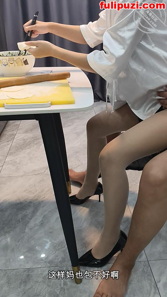 海角【相依为命的母子】乱伦合集 妈妈边包饺子边坐在我的鸡巴上扭动【130P+8V/1.95G】