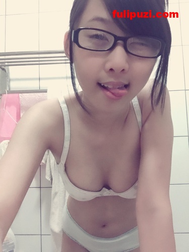 全裸比耶超可爱！ 高中眼镜萌妹被男友调教视图流出【1234P+31V/2.03G 】