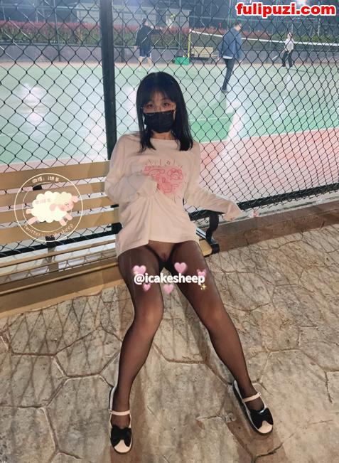 清纯反差眼镜娘【i饼羊】刺激露出合集 人来人往的公园忍不住喷尿一分钟【129P+60V/463M】