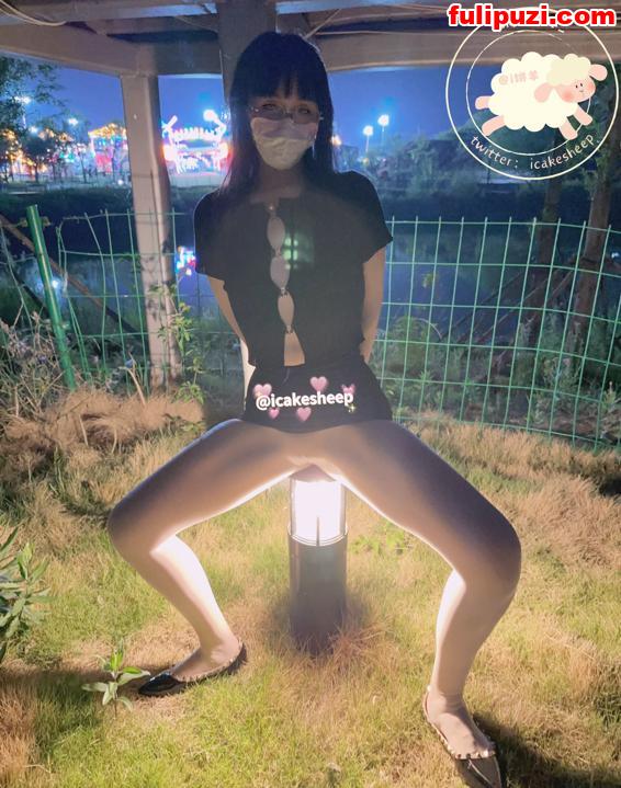 清纯反差眼镜娘【i饼羊】刺激露出合集 人来人往的公园忍不住喷尿一分钟【129P+60V/463M】