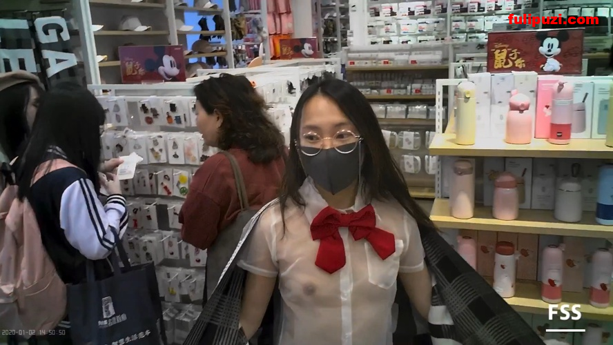 新晋露出大神冯珊珊（fss）：羞耻度拉满！超透明JK去商店人群中穿梭【1V/515M】
