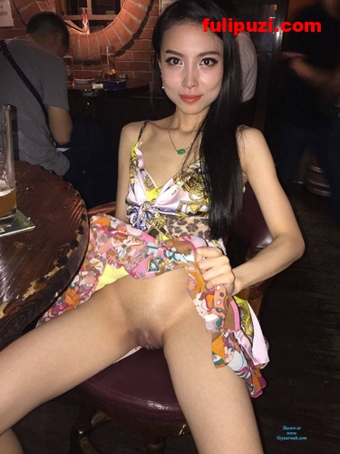 稀有！酒吧大方让老外抠逼！华人妹子Jennifer逆天露出秀！【81P/8M】