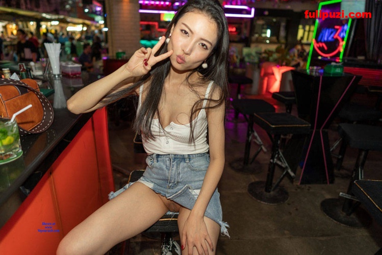 稀有！酒吧大方让老外抠逼！华人妹子Jennifer逆天露出秀！【81P/8M】