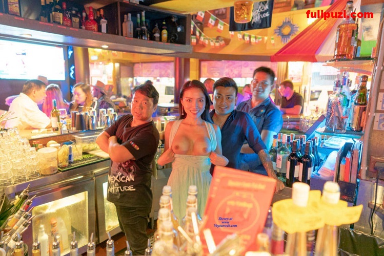 稀有！酒吧大方让老外抠逼！华人妹子Jennifer逆天露出秀！【81P/8M】