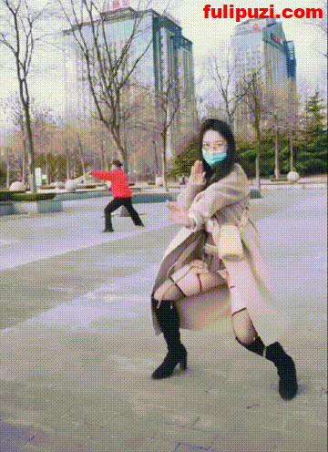抖音网红【龙宝宝】稀有玩法 广场学老大爷打太极边打边放尿瞬间湿了【63V/2.7G】