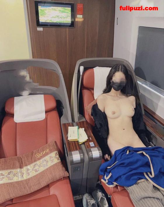 推特美女【退役魔法少女】超强露出合集 宜家人前全裸试坐沙发露出【446P+164V/1.07G】