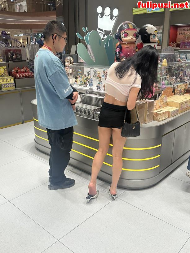 国内露出骚妻【kan】被老公命令水上乐园骑行各种透视装人前露出【99P+121V/823M】