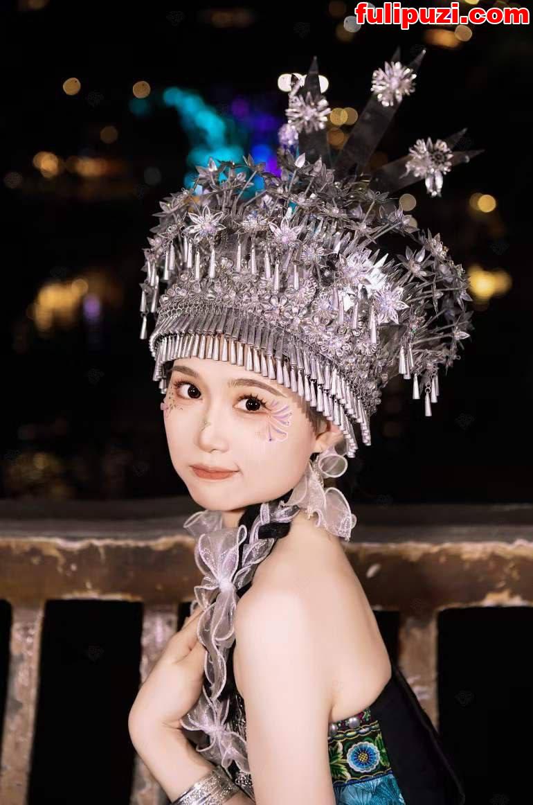 万人求的反差婊露脸穿着云南少数民族服饰吃鸡脸都变形了【11P+1V/263M】