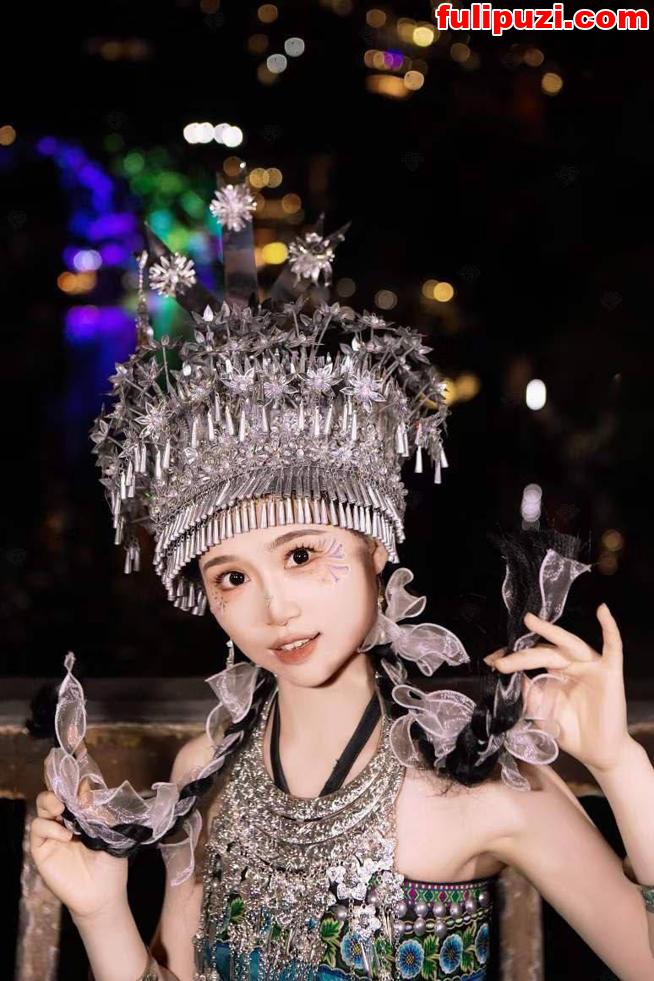 万人求的反差婊露脸穿着云南少数民族服饰吃鸡脸都变形了【11P+1V/263M】