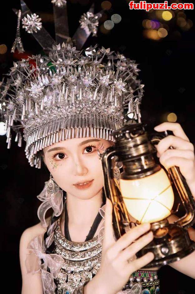 万人求的反差婊露脸穿着云南少数民族服饰吃鸡脸都变形了【11P+1V/263M】