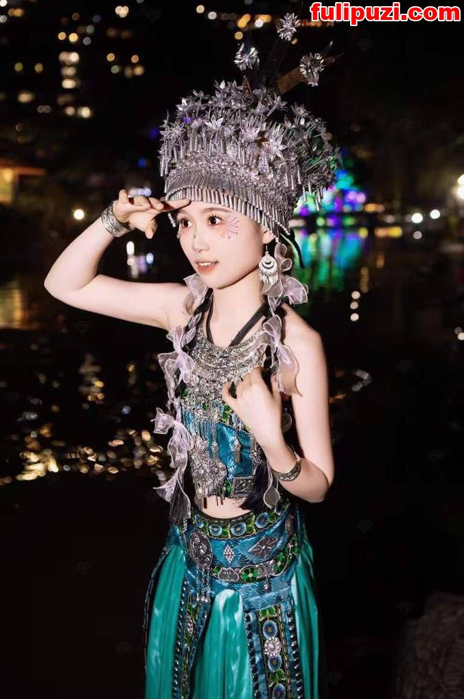 万人求的反差婊露脸穿着云南少数民族服饰吃鸡脸都变形了【11P+1V/263M】