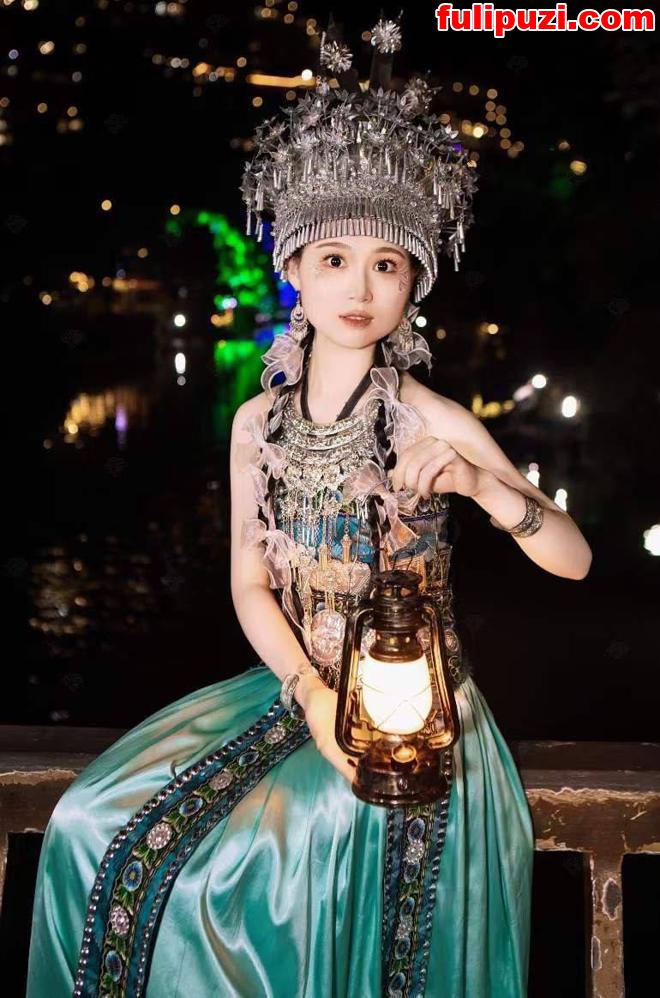 万人求的反差婊露脸穿着云南少数民族服饰吃鸡脸都变形了【11P+1V/263M】