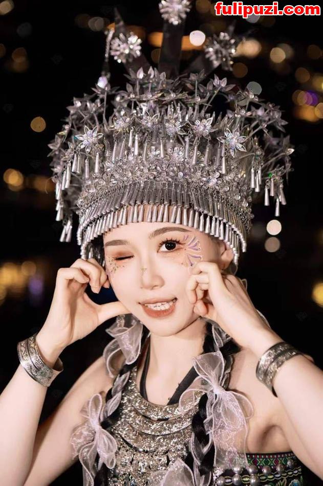 万人求的反差婊露脸穿着云南少数民族服饰吃鸡脸都变形了【11P+1V/263M】