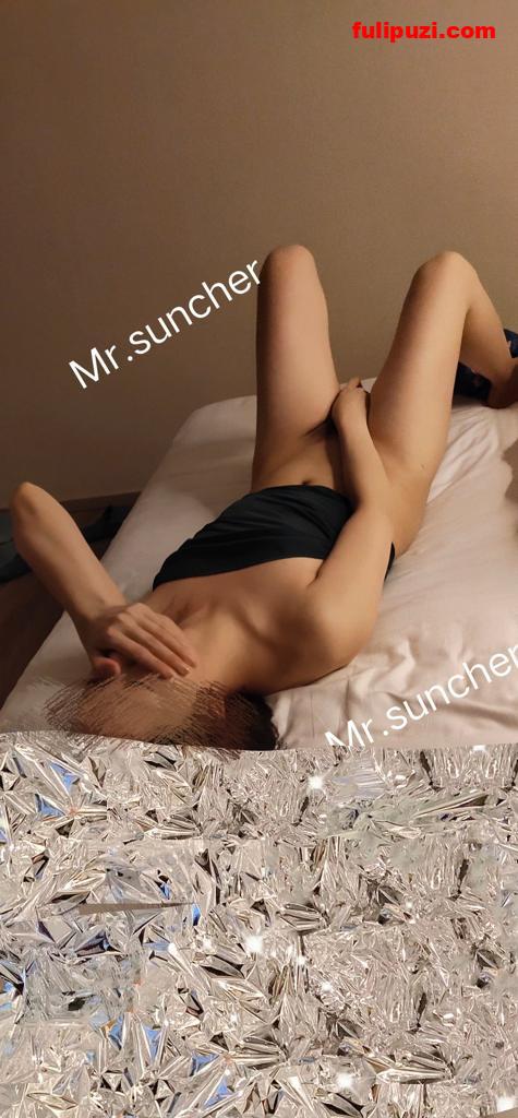 推特反差美腿淫妻【MrSuncher6】 高跟鞋爬山空挡露出&被单男操到叫老公【114P+24V/170M】