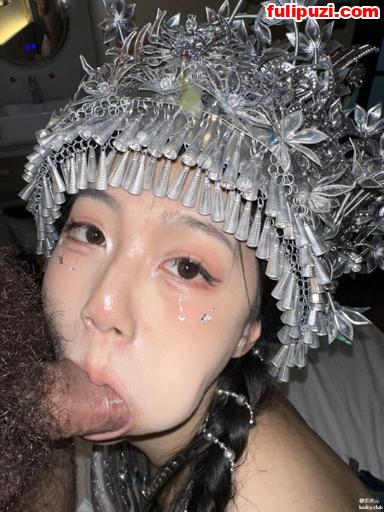 万人求的反差婊露脸穿着云南少数民族服饰吃鸡脸都变形了【11P+1V/263M】