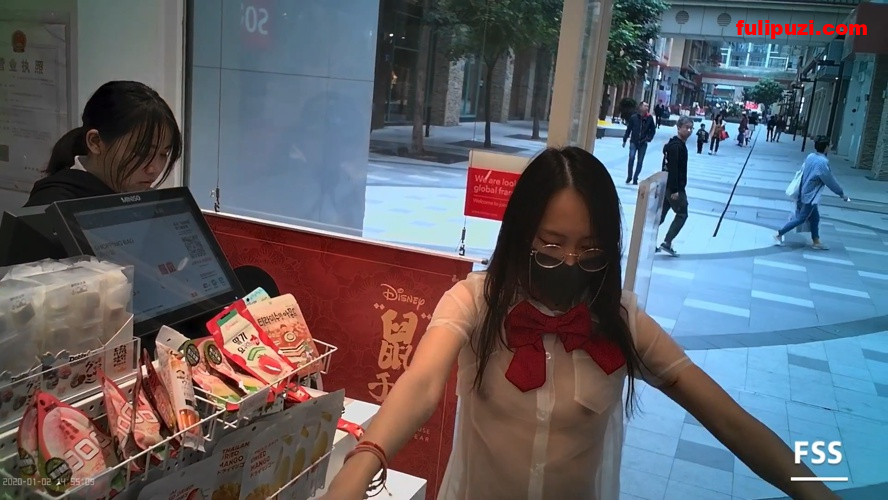新晋露出大神冯珊珊（fss）：羞耻度拉满！超透明JK去商店人群中穿梭【1V/515M】