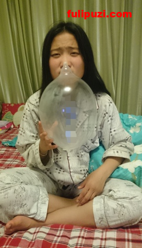 百度云泄密系列13-避孕套吹气球真会玩~小萝莉高一涵大量私密自拍照流出【1260P+14V/7.12G】