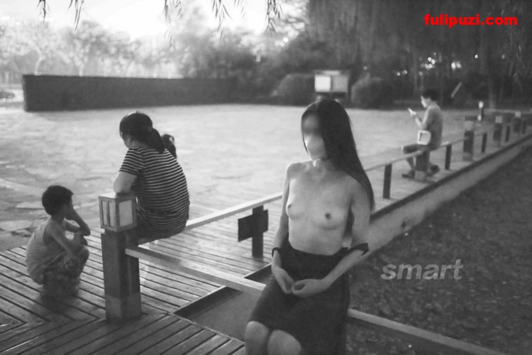 tumblr绝版系列：摄影大神slavesmart各种地标、人前大胆露出【289P+3V/131M】