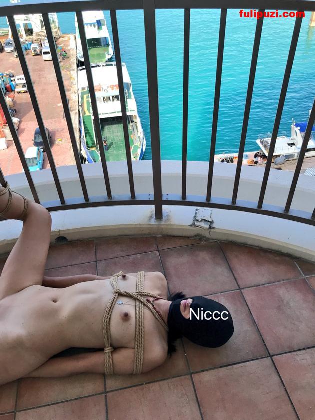推特大佬【Nicnicmee】粉丝精品投稿 大胆露出群P淫乱5女叠罗汉【7965P+456V/2.63G】