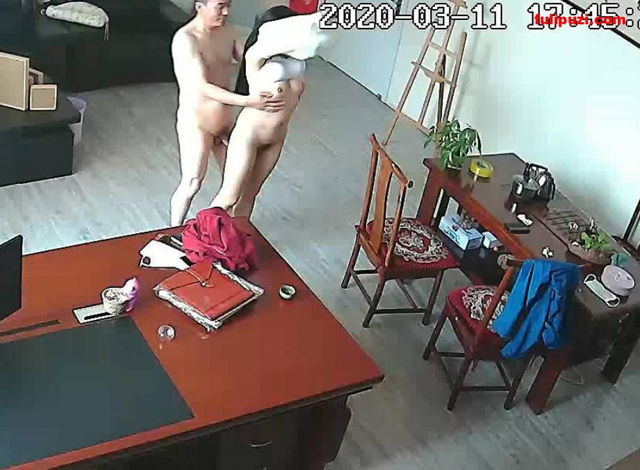 摄像头实拍河北某婚纱摄影店女老板长达2年偷情记录 沙发上倒栽葱式做爱【28V/4.96G】