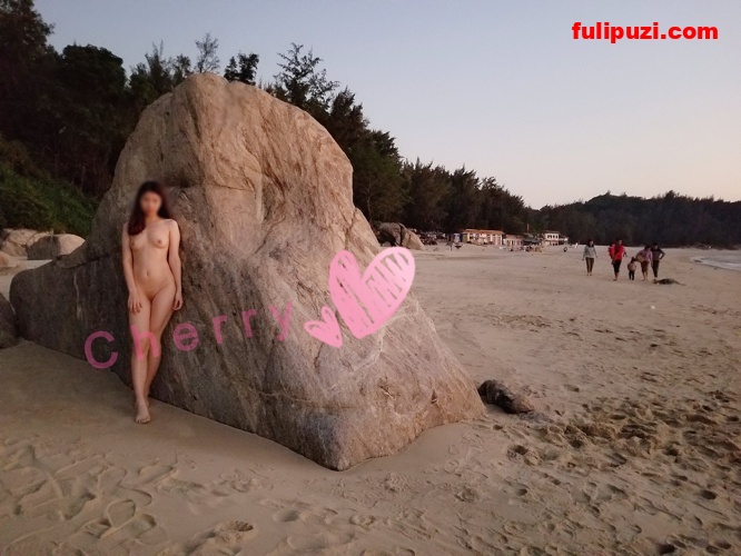 荧光棒插逼+逼逼吃荔枝+海滩露出！推特女神Cherry神作合集【237P+9V/136M】
