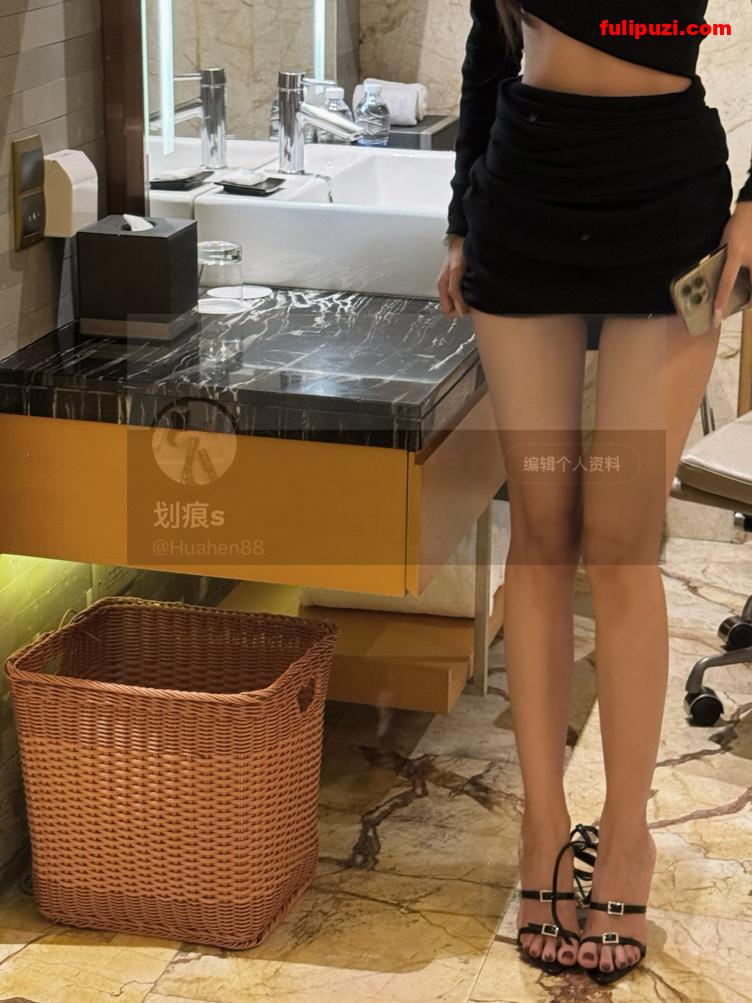 推特长腿黑丝女王【划痕s】 调教瘦猴公狗人肉烟灰缸口吃烟灰【18P+37V/171M】