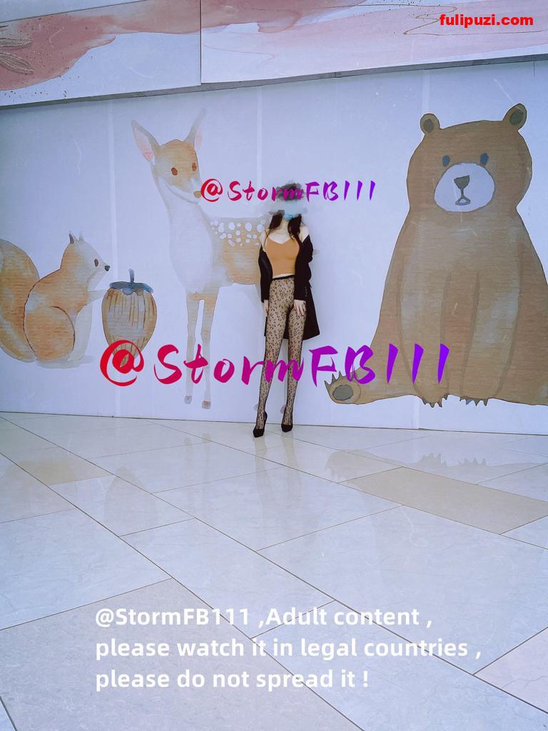 推特长腿人妻【StormFB111】劲爆福利 玻璃电梯卖力口交大胆露出【302P+52V/248M】